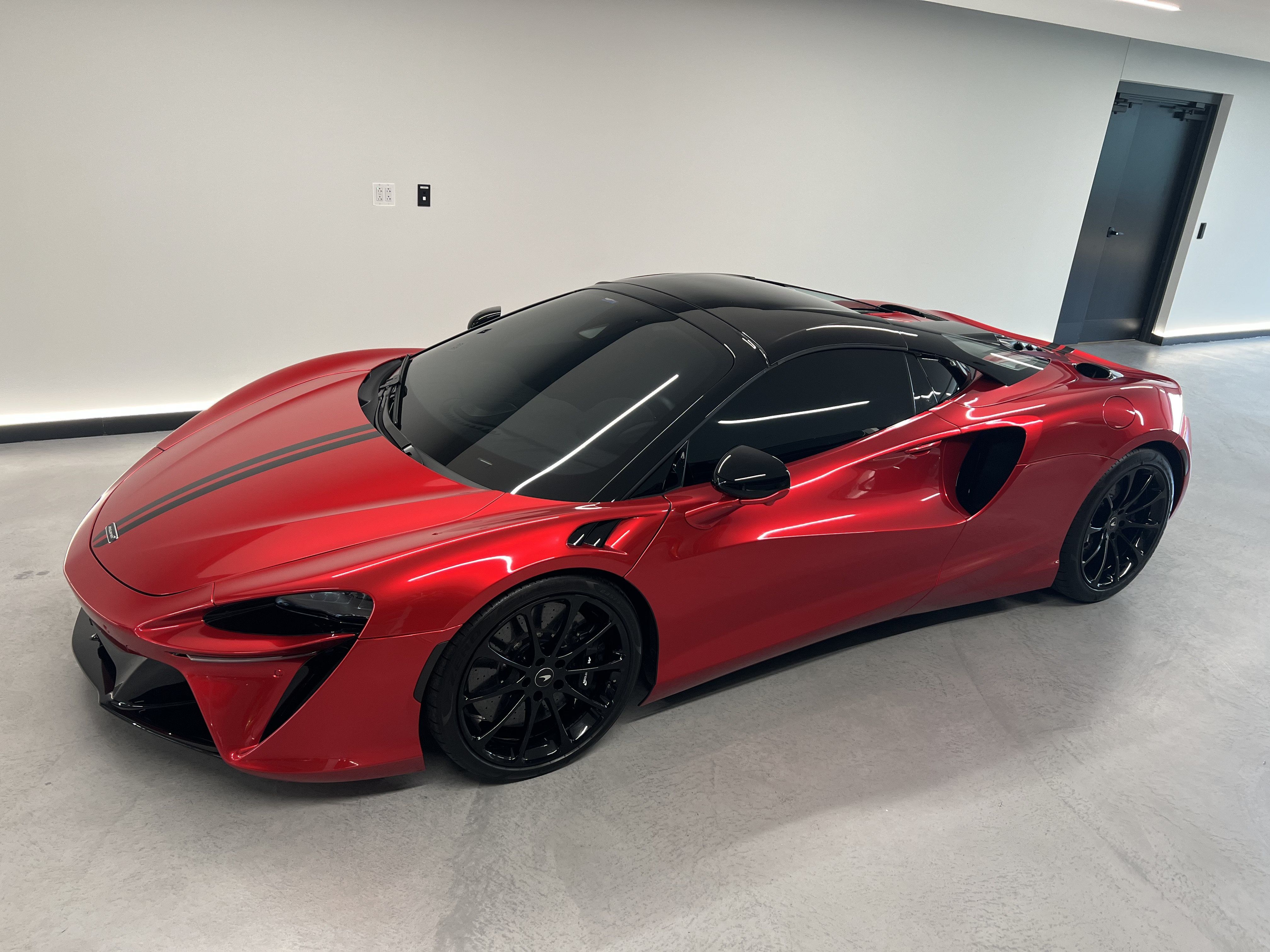 Used 2025 McLaren Artura Spider RWD image 29
