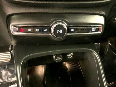 Used 2020 Volvo XC40 T5 R-Design image 16