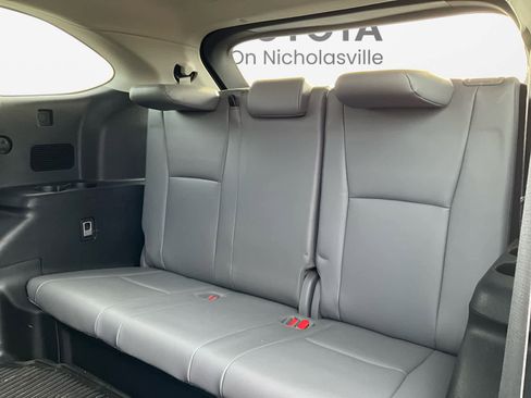 Used 2021 Toyota Highlander XLE AWD/4WD image 24