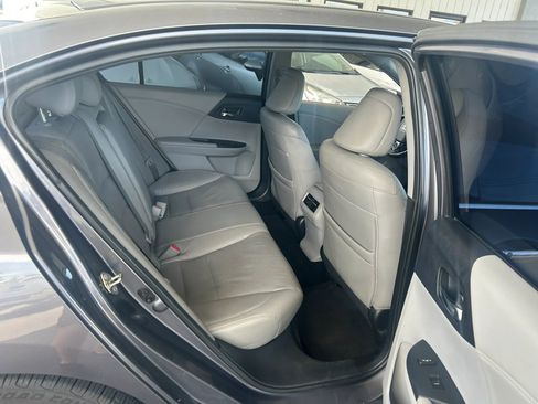 Used 2017 Honda Accord Touring image 5