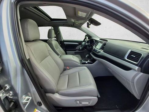 Used 2019 Toyota Highlander XLE FWD image 17