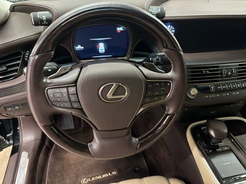 Used 2018 Lexus LS 500 w/ Luxury Package RWD image 16