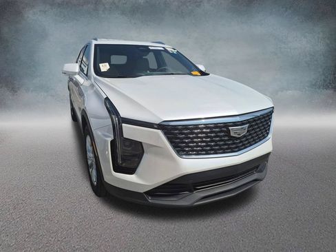 Certified 2024 Cadillac XT4 Luxury FWD image 13