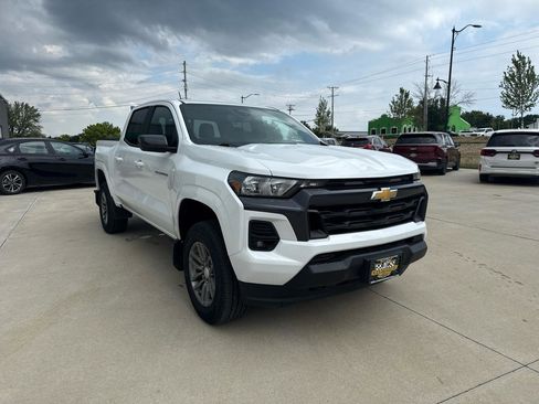 Used 2023 Chevrolet Colorado LT w/ LT Convenience Package II AWD/4WD image 3