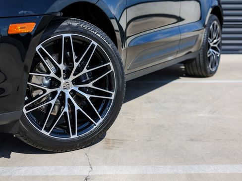 Certified 2025 Porsche Macan image 12