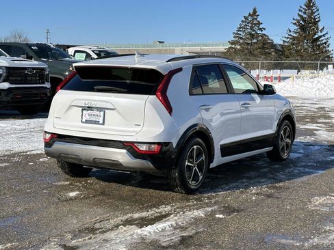 Used 2023 Kia Niro SX image 5