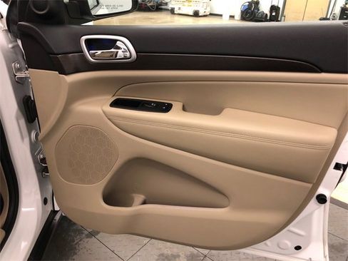 Used 2018 Jeep Grand Cherokee Laredo image 29