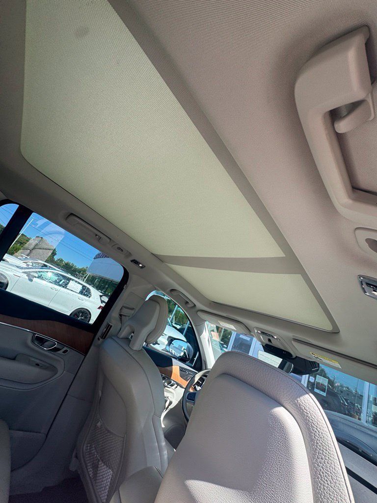 Used 2021 Volvo XC90 T6 Momentum w/ Advanced Package AWD/4WD image 3