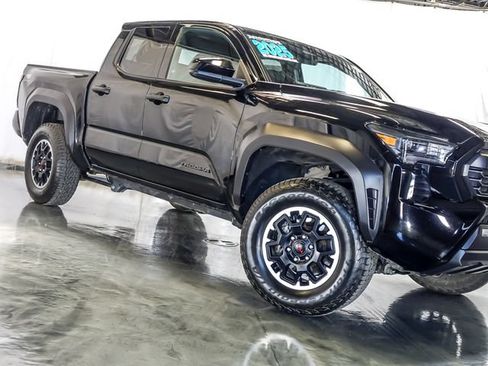 Used 2025 Toyota Tacoma TRD Off-Road AWD/4WD image 5