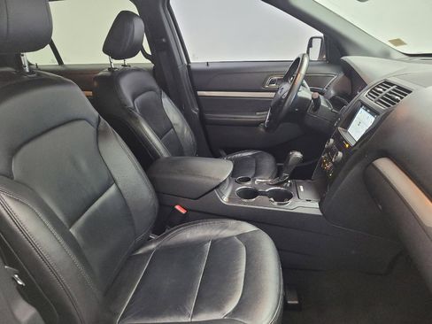 Used 2018 Ford Explorer XLT w/ Equipment Group 202A FWD image 21