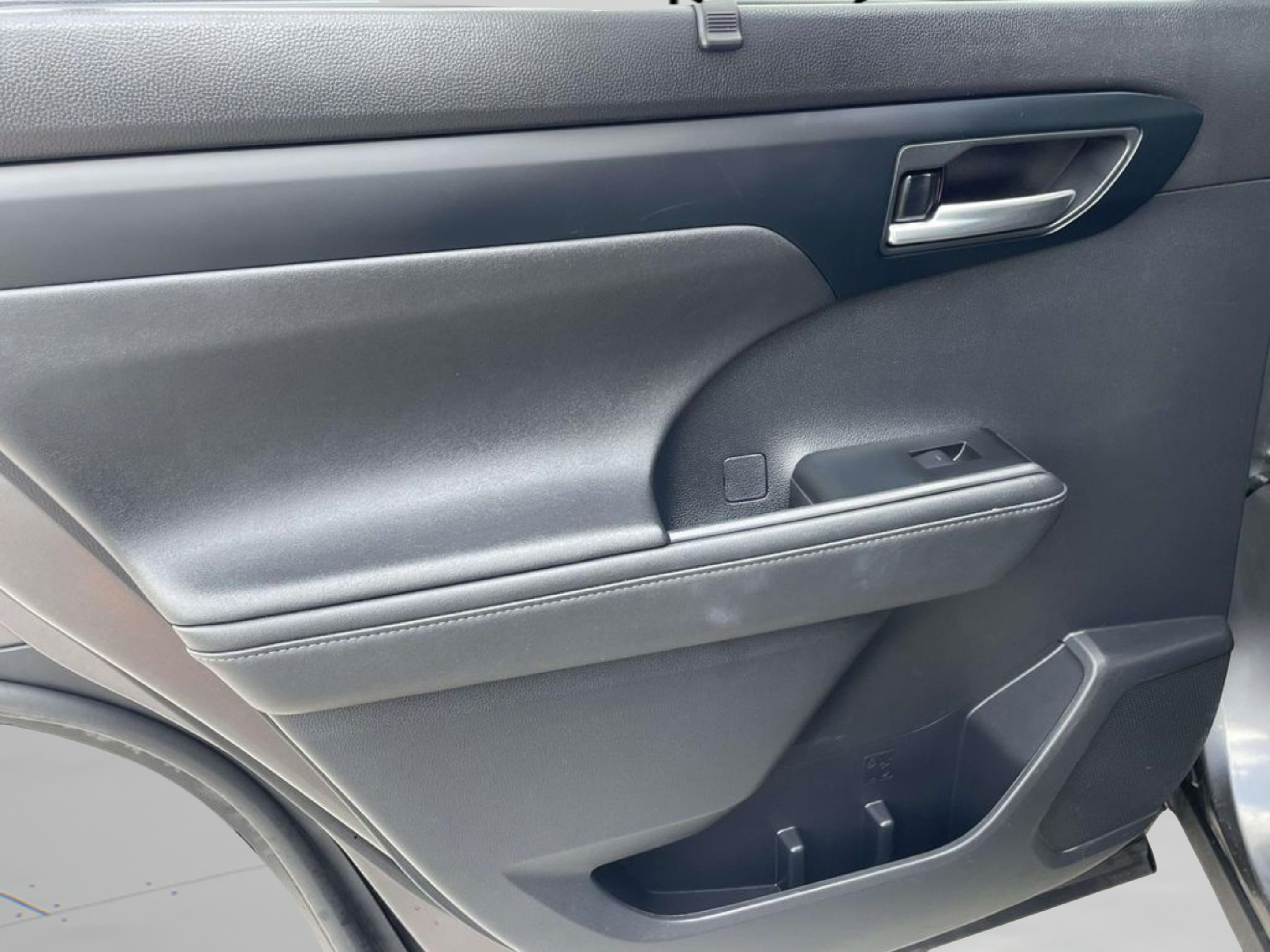 Used 2024 Toyota Highlander XSE FWD image 12