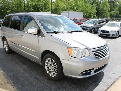 Used 2013 Chrysler Town & Country Touring-L image 2