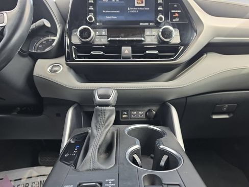 Used 2022 Toyota Highlander XLE AWD/4WD image 12