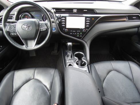 Certified 2020 Toyota Camry XLE image 31