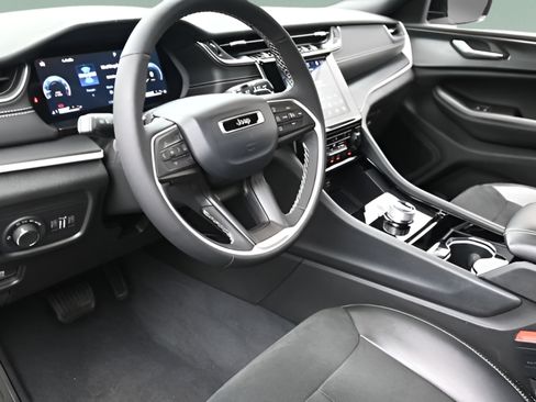 Used 2023 Jeep Grand Cherokee L Laredo AWD/4WD image 40