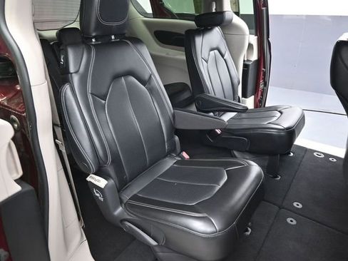 Used 2023 Chrysler Pacifica Touring-L image 24