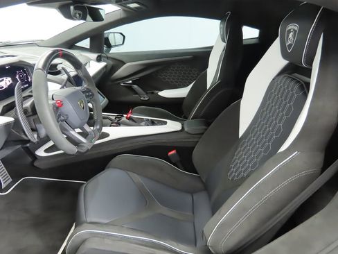Used 2024 Lamborghini Revuelto image 19