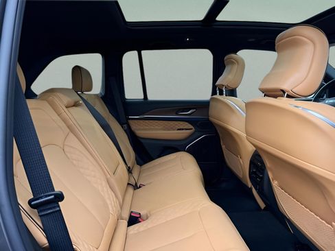 New 2025 Jeep Grand Cherokee Summit image 8