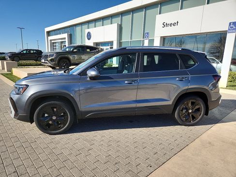 New 2026 Volkswagen Taos SE image 2