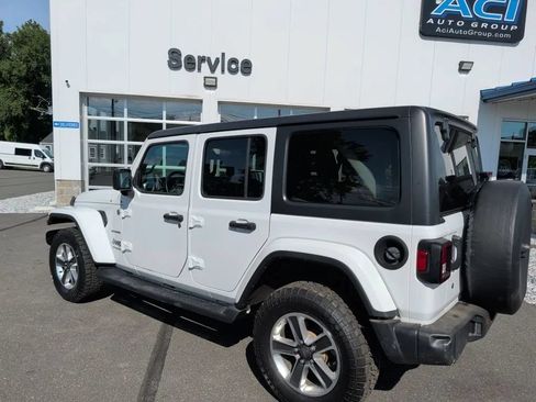 Used 2018 Jeep Wrangler Unlimited Sahara AWD/4WD image 7