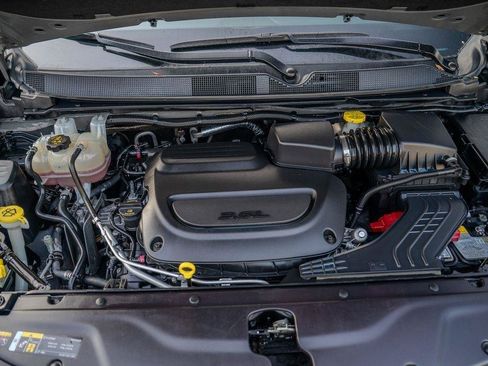 Used 2025 Chrysler Pacifica Limited FWD image 10