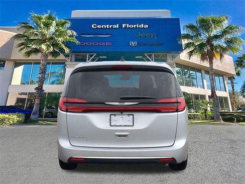 New 2026 Chrysler Pacifica Select image 6