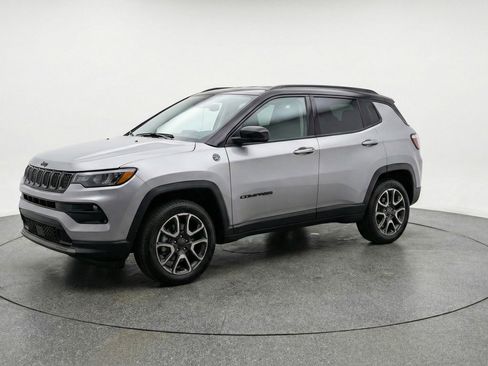Used 2025 Jeep Compass Trailhawk image 3