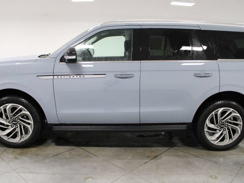 New 2027 Lincoln Navigator Premiere RWD image 5
