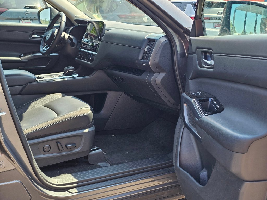 Used 2025 Nissan Pathfinder SL w/ SL Premium Package AWD/4WD image 13