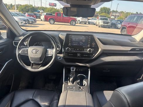 Used 2020 Toyota Highlander XLE AWD/4WD image 28