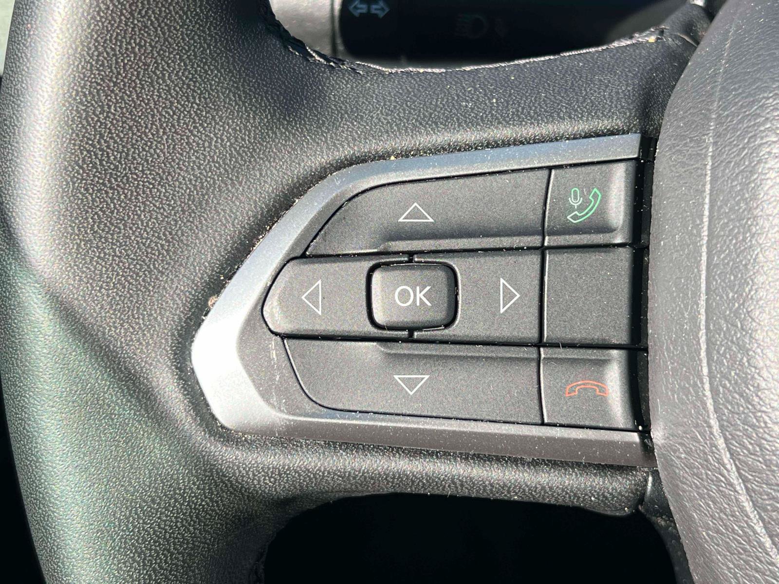 Used 2025 Jeep Compass Latitude w/ Sun & Sound Group AWD/4WD image 11