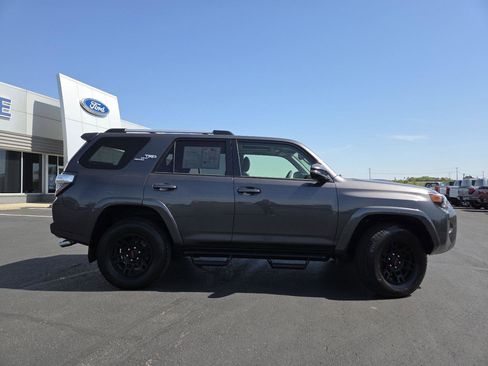 Used 2018 Toyota 4Runner TRD Off-Road Premium AWD/4WD image 15