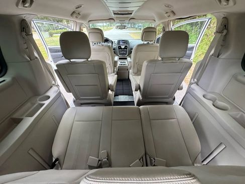 Used 2014 Chrysler Town & Country Touring image 16