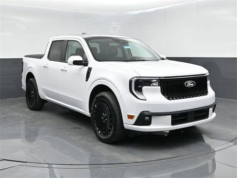 Used 2025 Ford Maverick Lobo image 2