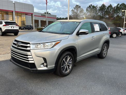 Certified 2017 Toyota Highlander XLE image 1