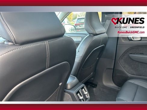 Used 2024 Volvo XC40 B5 Core image 28