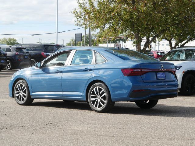 Certified 2025 Volkswagen Jetta SE FWD image 5