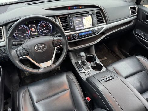 Used 2019 Toyota Highlander XLE AWD/4WD image 6