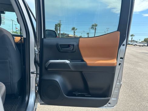 Used 2018 Toyota Tacoma SR5 RWD image 16
