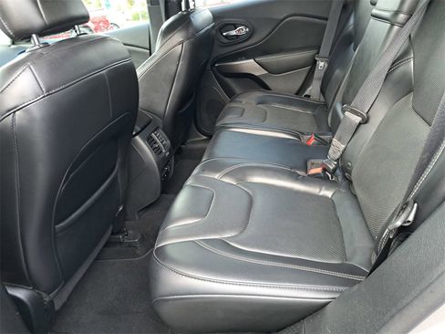 Used 2019 Jeep Cherokee Limited image 12