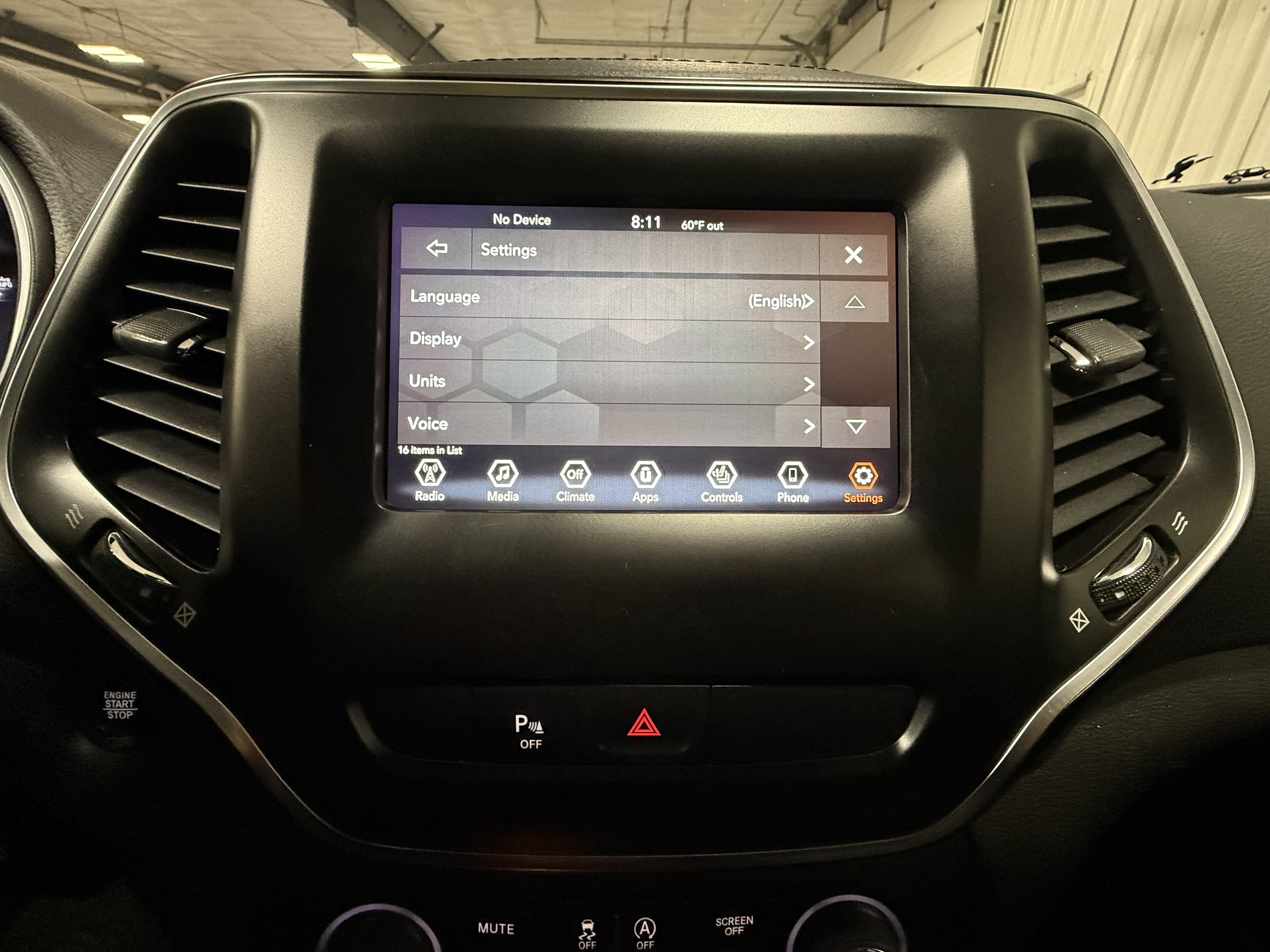 Used 2019 Jeep Cherokee Latitude Plus w/ Cold Weather Group AWD/4WD image 30