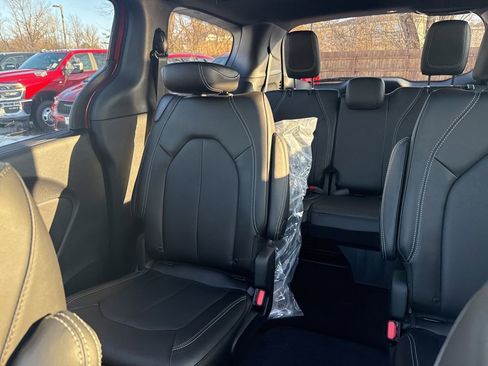 New 2026 Chrysler Pacifica Select image 14