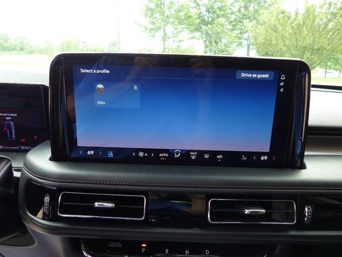 Used 2025 Lincoln Aviator AWD image 27
