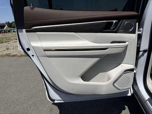 New 2026 Buick Enclave Avenir w/ Super Cruise Package AWD/4WD image 23