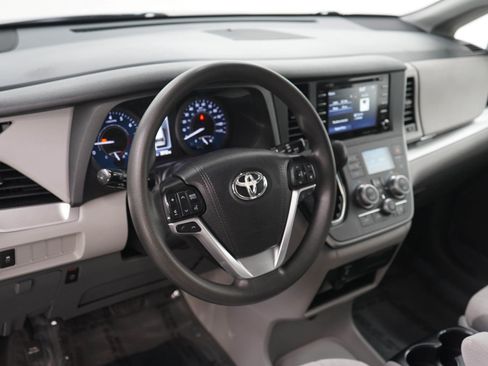 Used 2020 Toyota Sienna LE AWD/4WD image 21