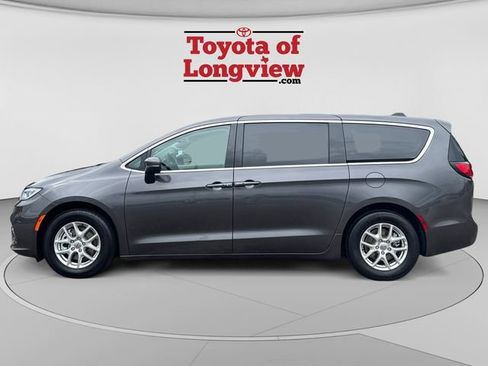 Used 2023 Chrysler Pacifica Touring-L FWD image 2