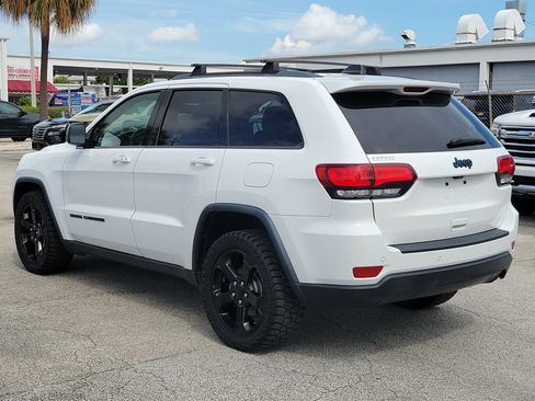 Used 2019 Jeep Grand Cherokee Laredo RWD image 3