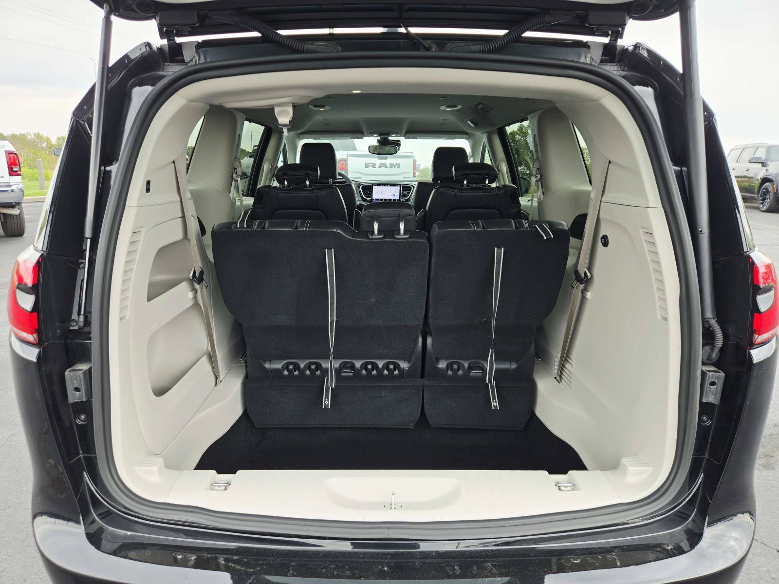 Used 2024 Chrysler Pacifica Touring-L FWD image 15