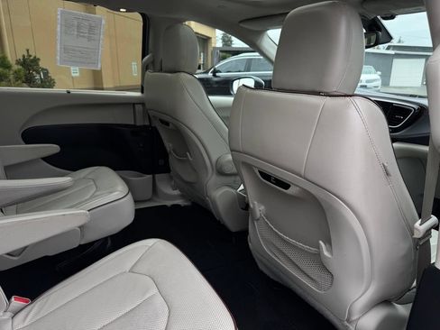 Used 2020 Chrysler Pacifica Limited FWD image 22