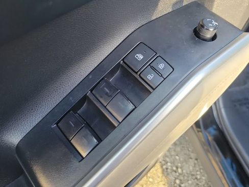 Used 2025 Toyota Highlander XLE AWD/4WD image 13